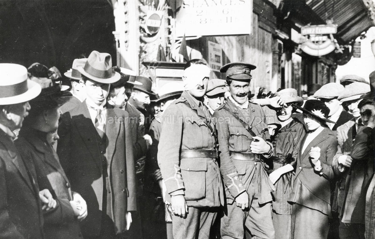 Paris Wounded British Officers Soldiers Crowd Street Scene WW1 Vtg. Photo