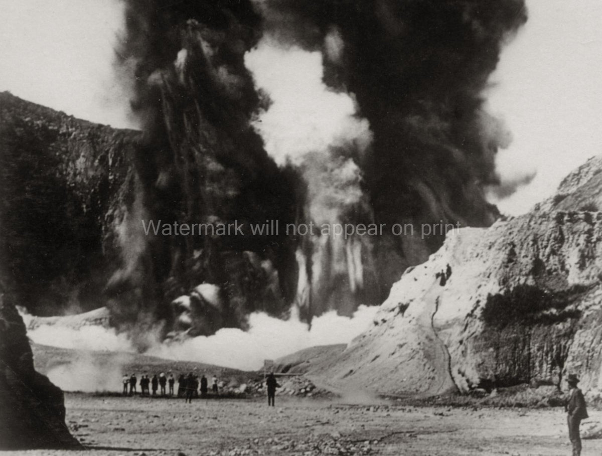 Waimangu Geyser Rotorua New Zealand Eruption Steam Spectators Vtg. Photo 20thC.