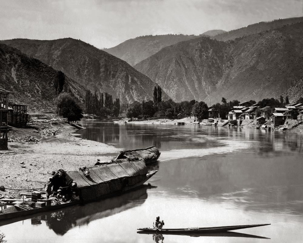 River Jhelum India Kashmir Valley Boats Mountains Village Vtg. Photo Late 19thC.
