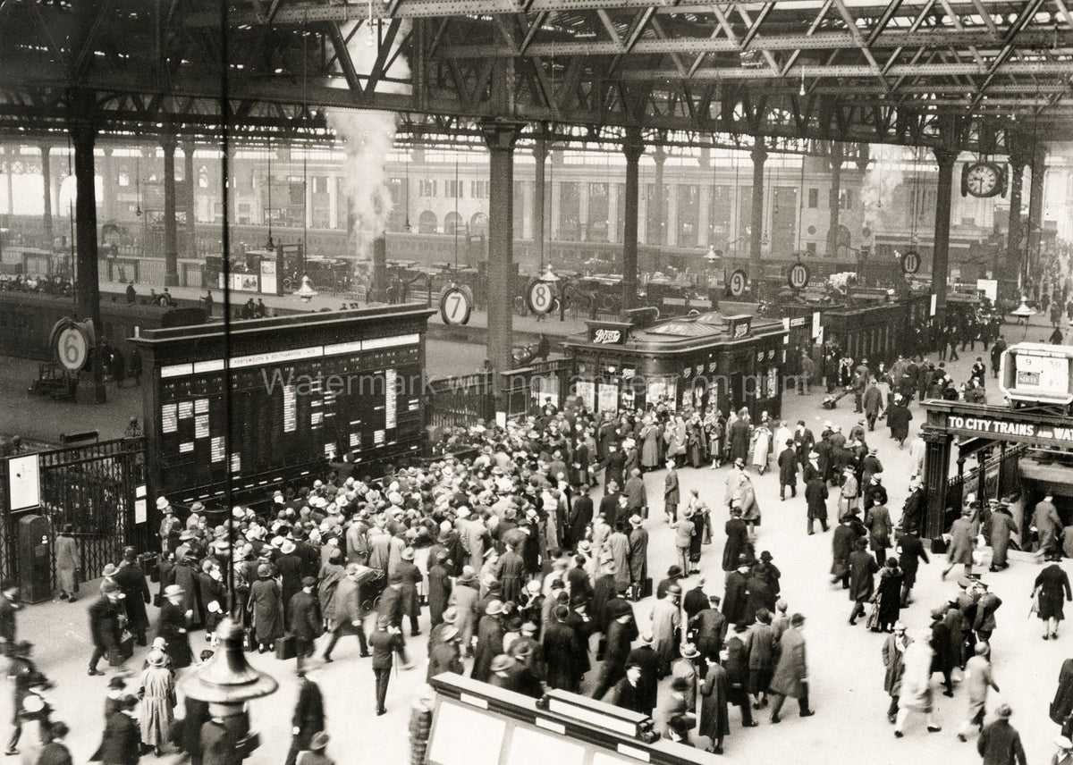 London Waterloo Train Station Bank Holiday Rush Crowd Vtg. Photo 20thC.