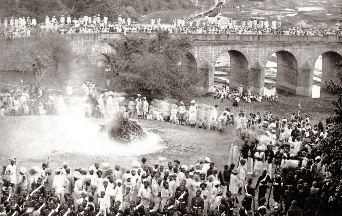 India Funeral Pyre Cremation Ceremony Crowd River Bridge Vtg. Photo 19thC.