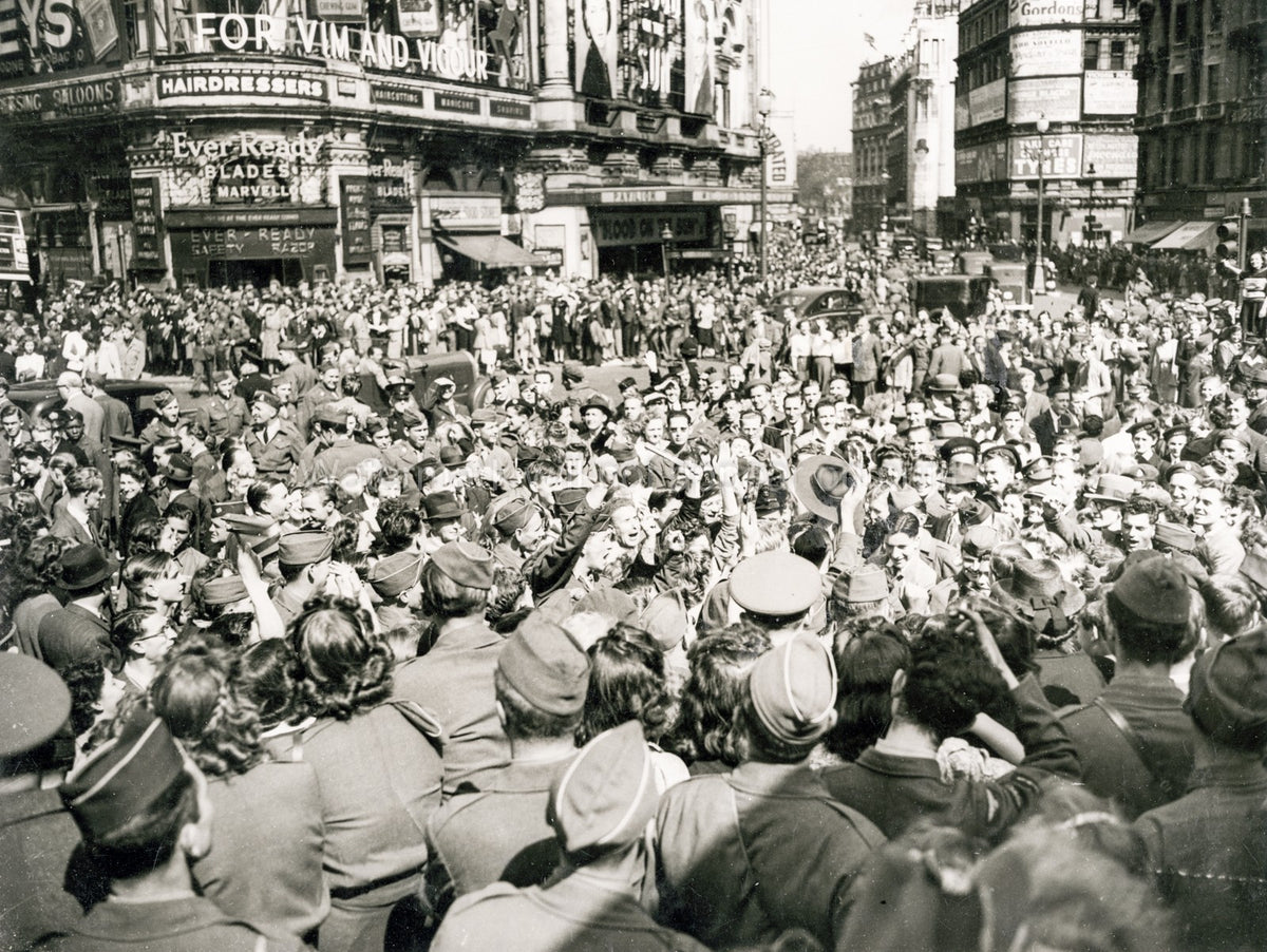 London VE Day Celebration Crowds Piccadilly Circus WWII Vtg. Photo WW2