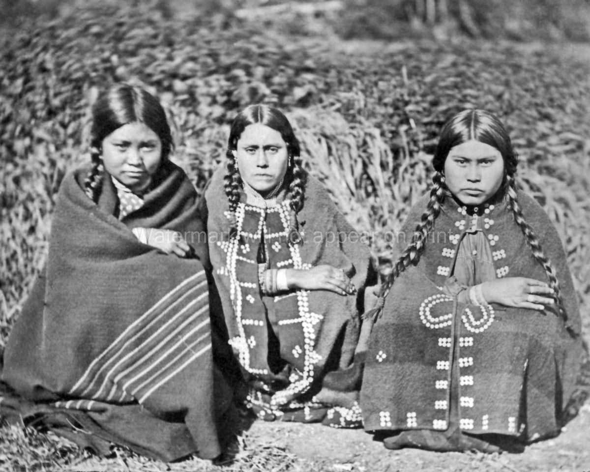 Knight's Inlet Indigenous Women Portraits Beaded Blankets Vtg. Photo 19thC.