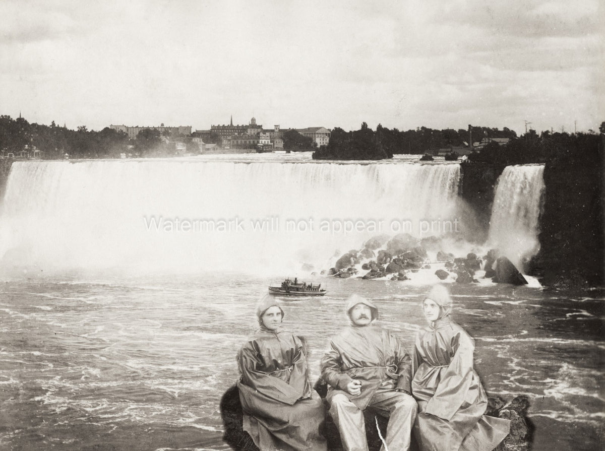 Niagara Falls Tourists Raincoats Waterfall Scenery Vtg. Photo 19thC.